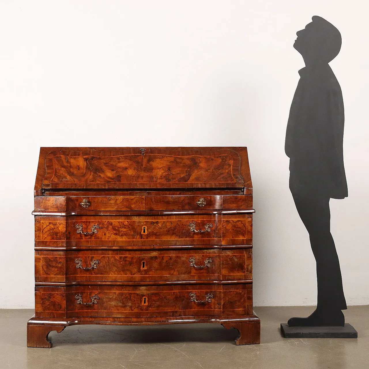 Ribalta in noce con cassetti e piedini a mensola, '700 2