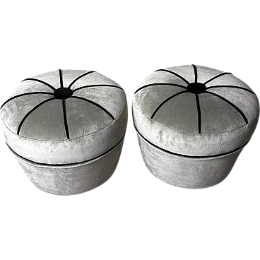 Coppia di pouf in velluto grigio con rifiniture nere, anni '60