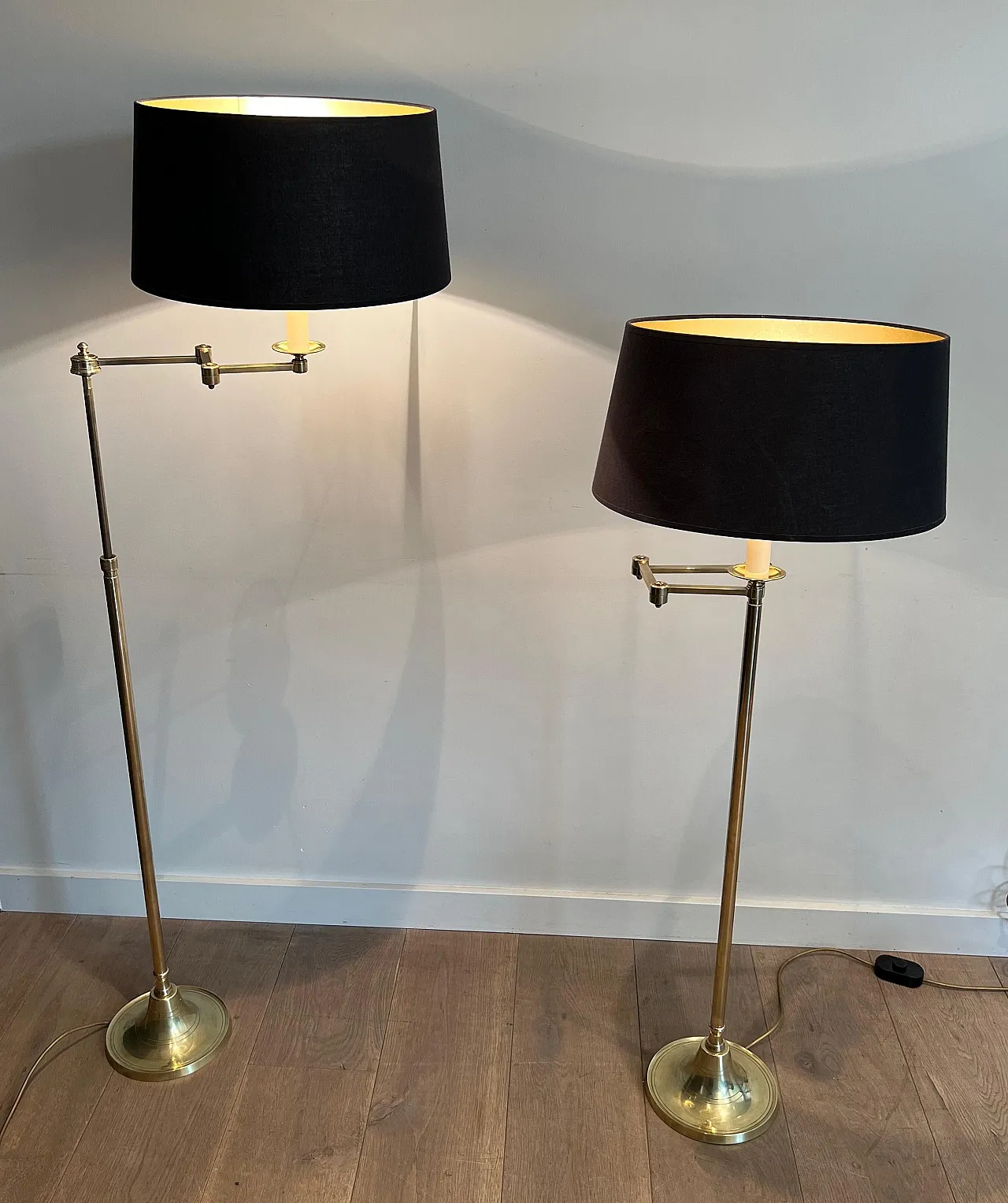 Coppia di lampade in ottone con braccio rimovibile, anni '40 3