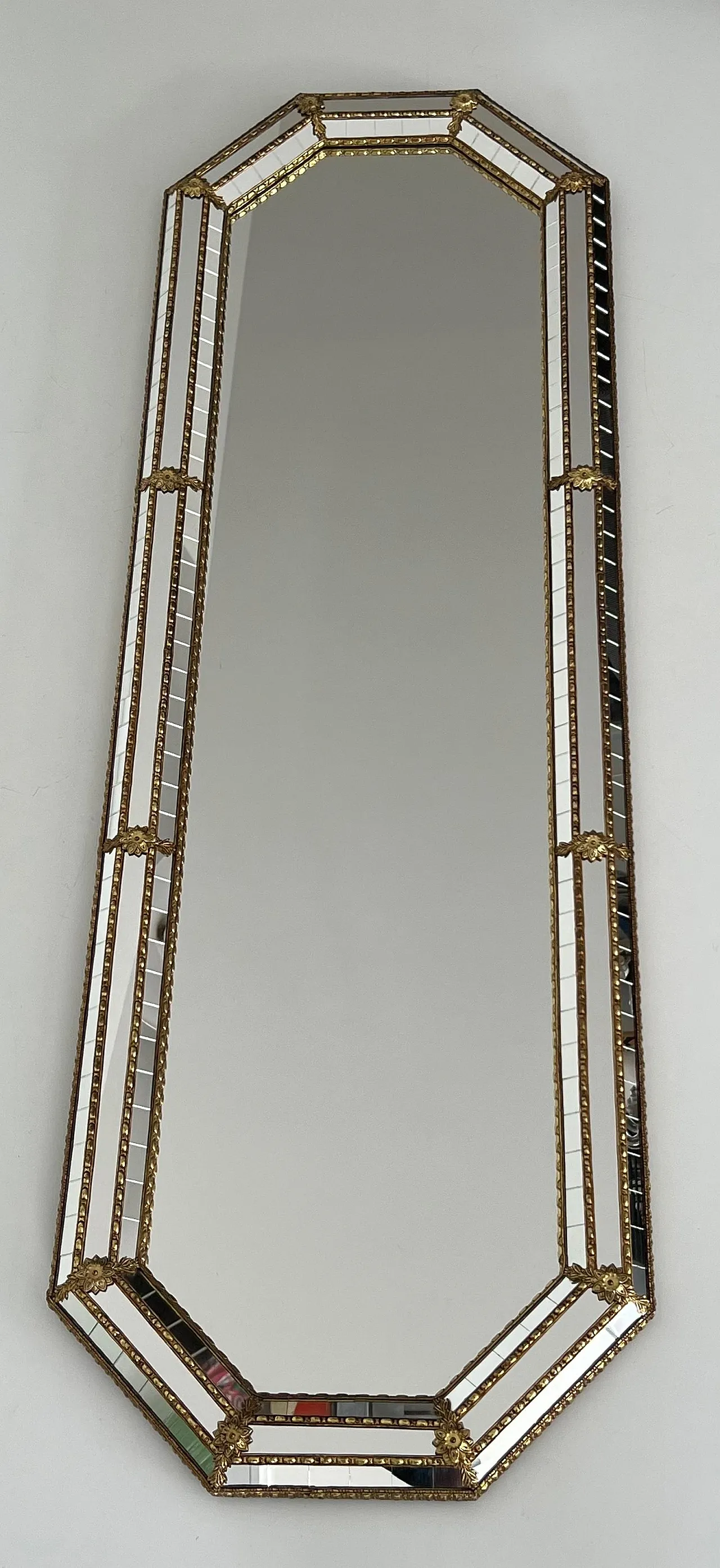 Specchio polifacciale ottagonale con ghirlande in ottone, anni '70 3