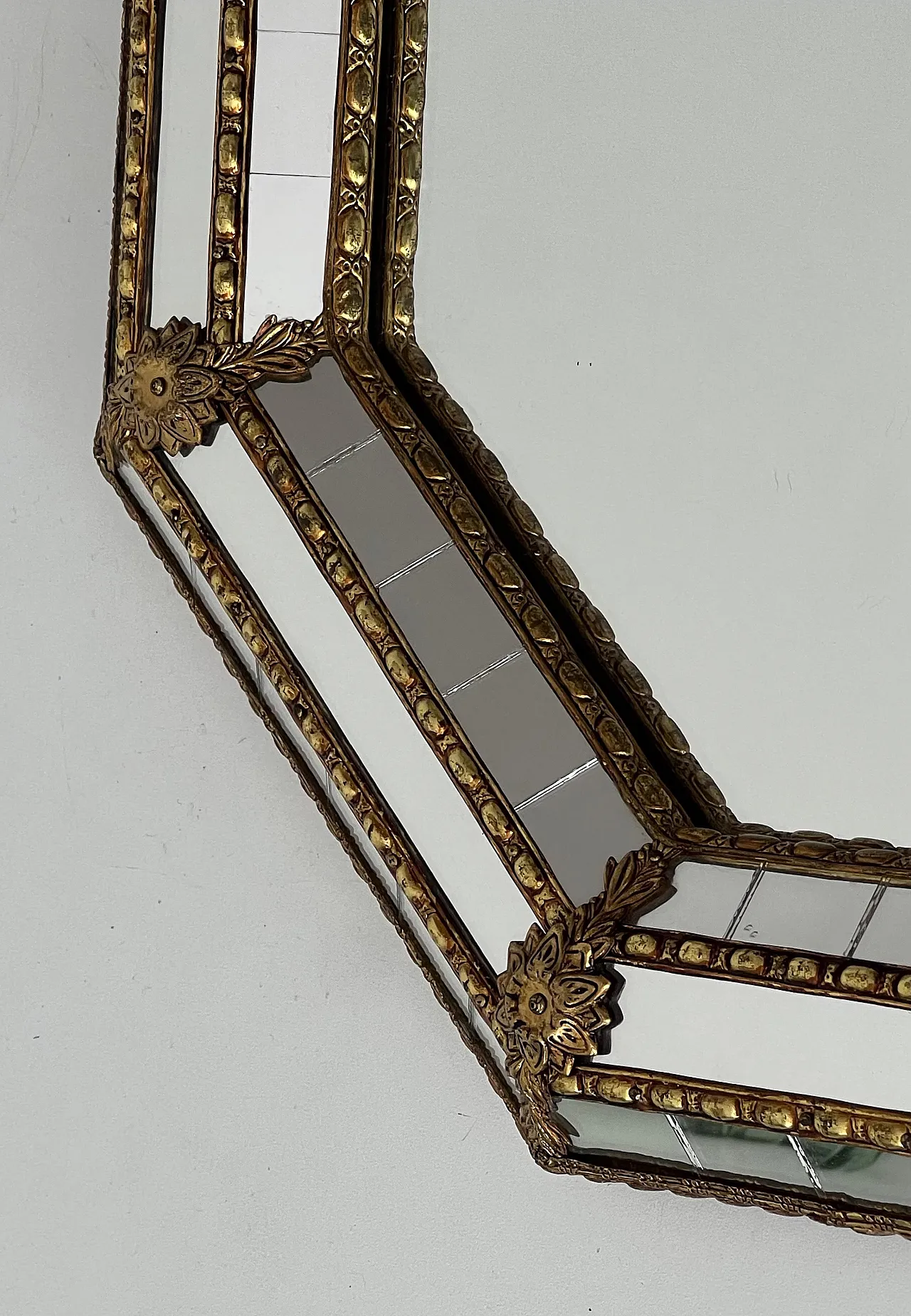 Specchio polifacciale ottagonale con ghirlande in ottone, anni '70 10