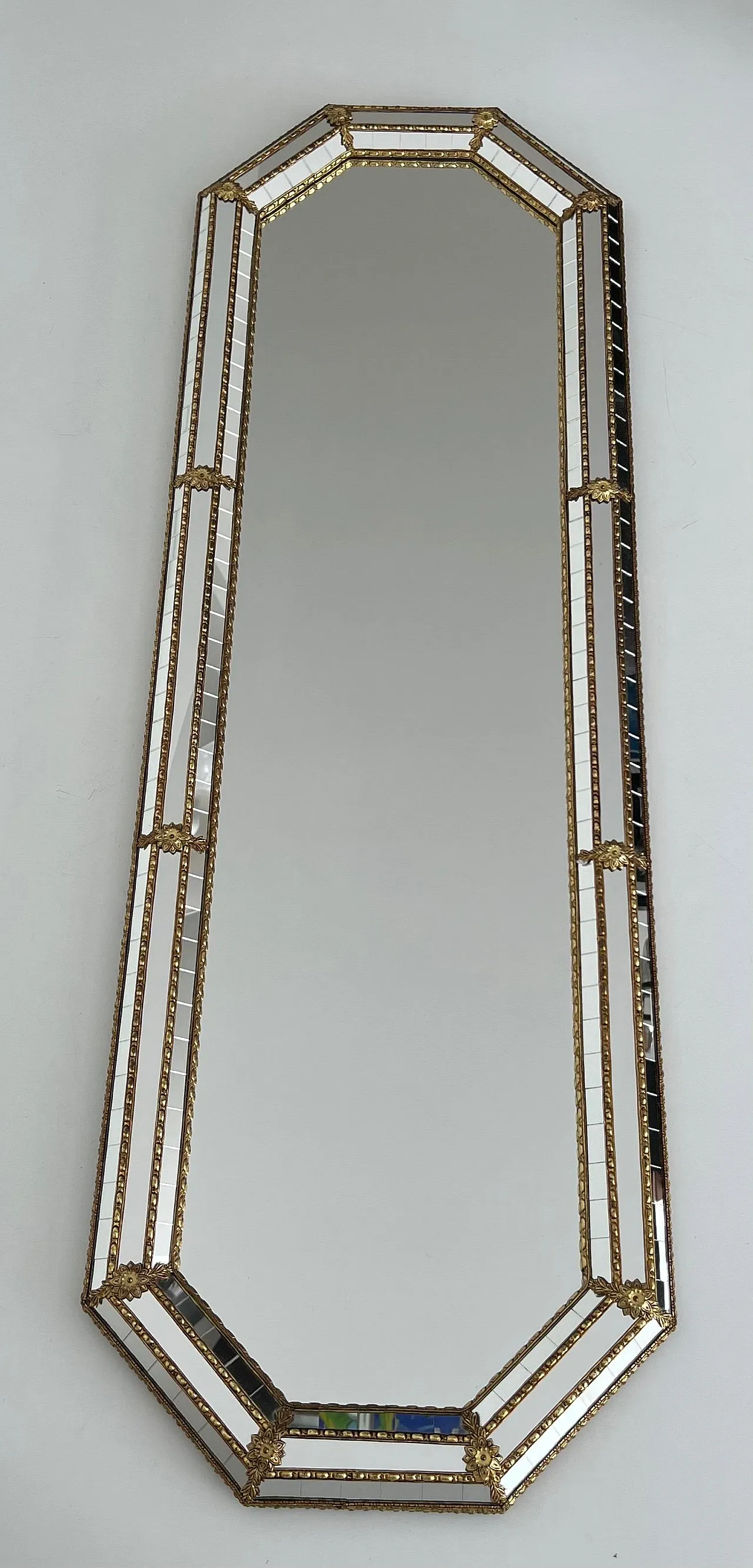 Specchio polifacciale ottagonale con ghirlande in ottone, anni '70 13