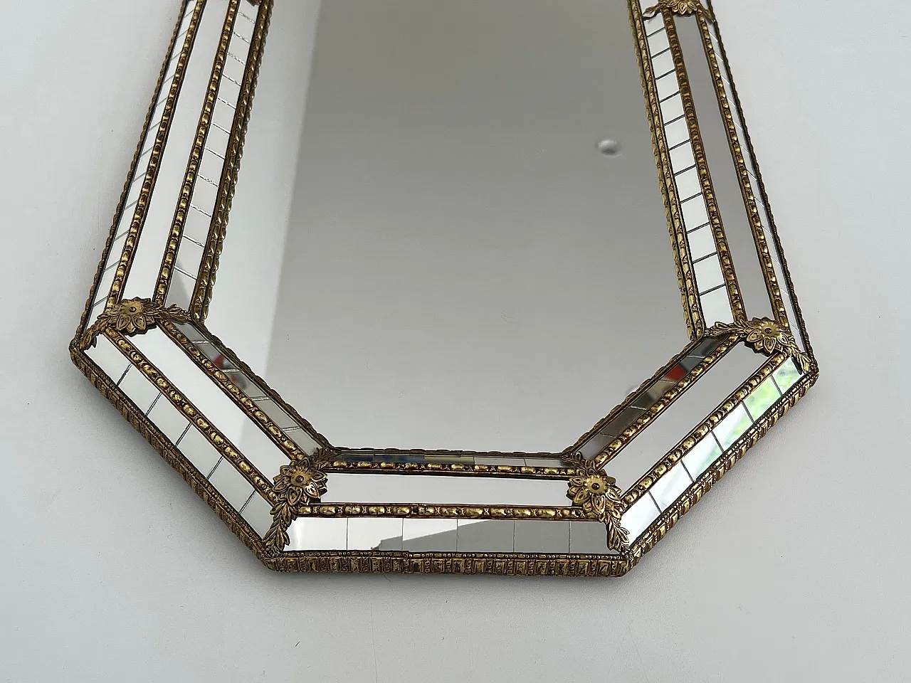 Specchio polifacciale ottagonale con ghirlande in ottone, anni '70 14