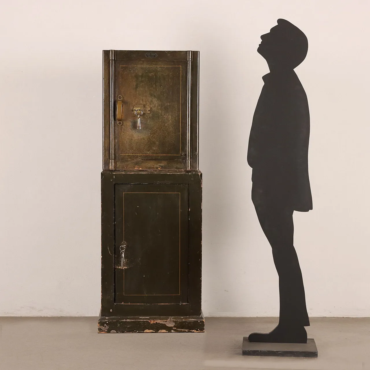 Cassaforte in legno e ferro laccato di Lips Vago Milano 2