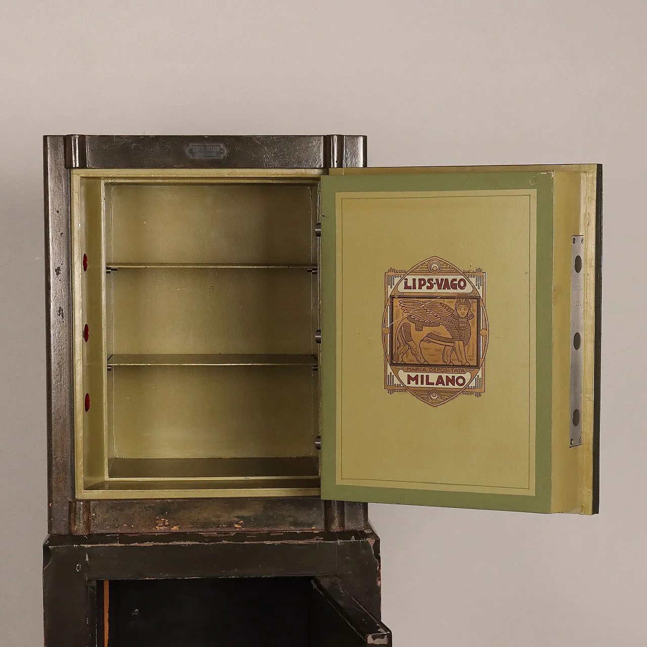 Cassaforte in legno e ferro laccato di Lips Vago Milano 3