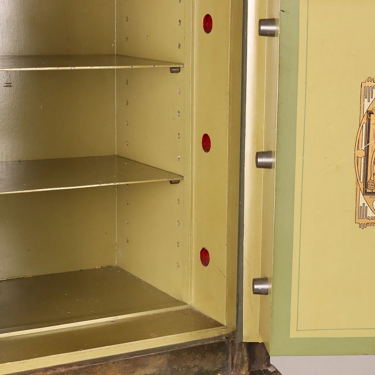 Cassaforte in legno e ferro laccato di Lips Vago Milano 5