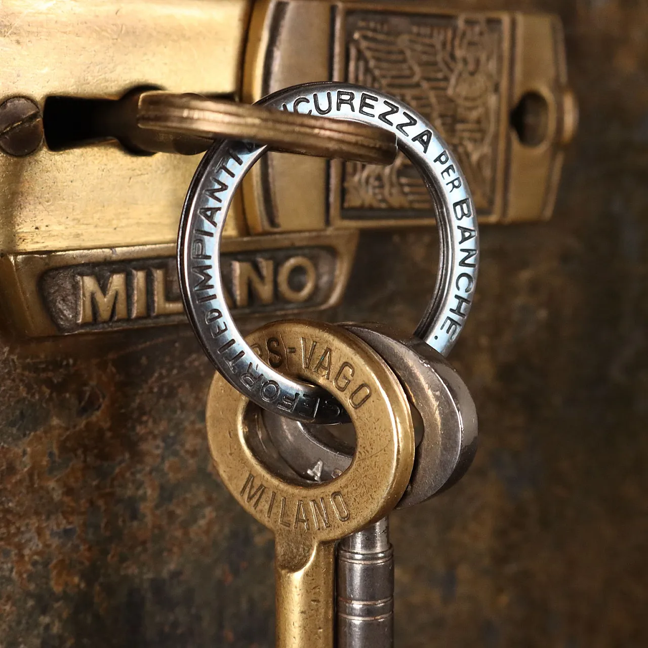 Cassaforte in legno e ferro laccato di Lips Vago Milano 10