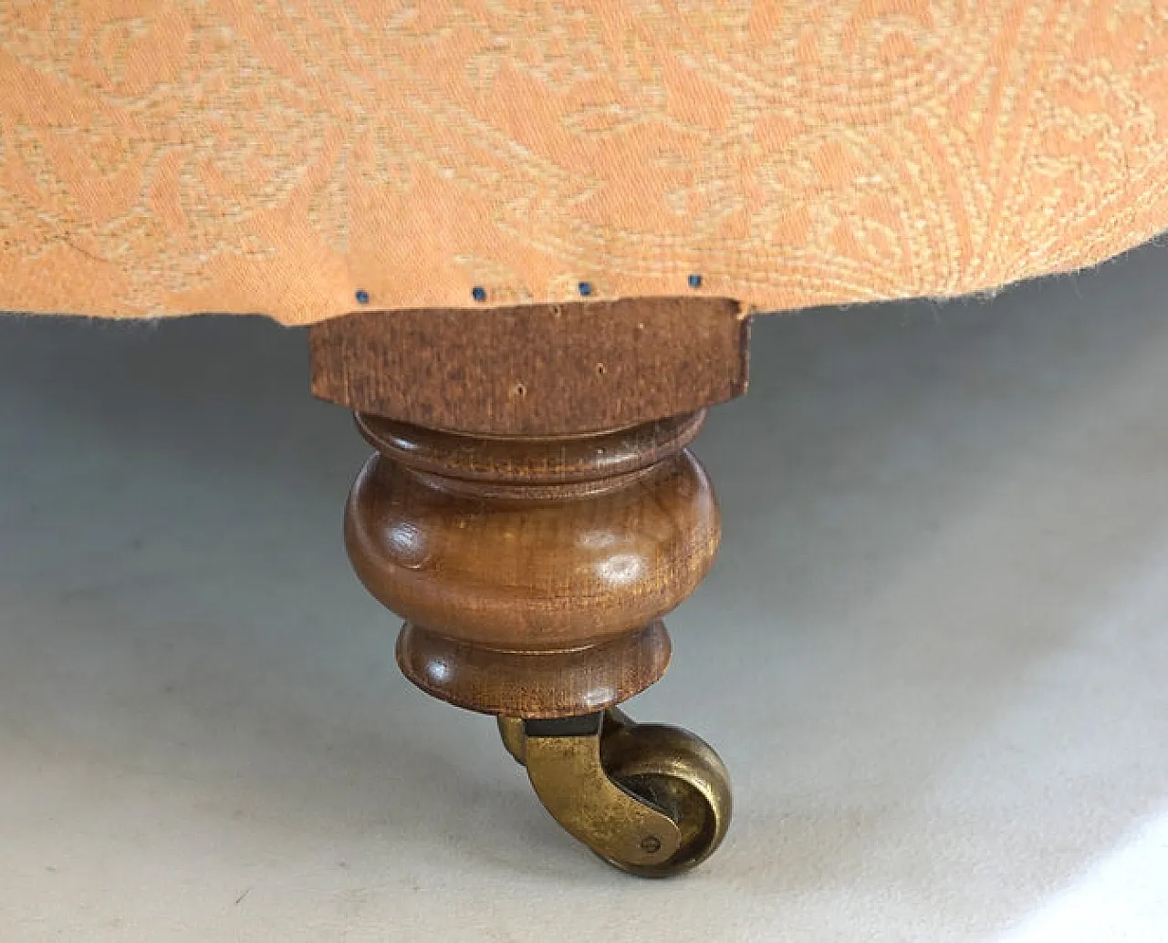 Poltrona con seduta profonda nello stile di Howard & Sons, fine '900 15