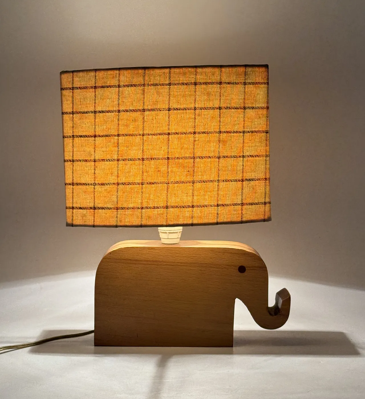 Lampada da tavolo a elefante in legno, anni '50 12
