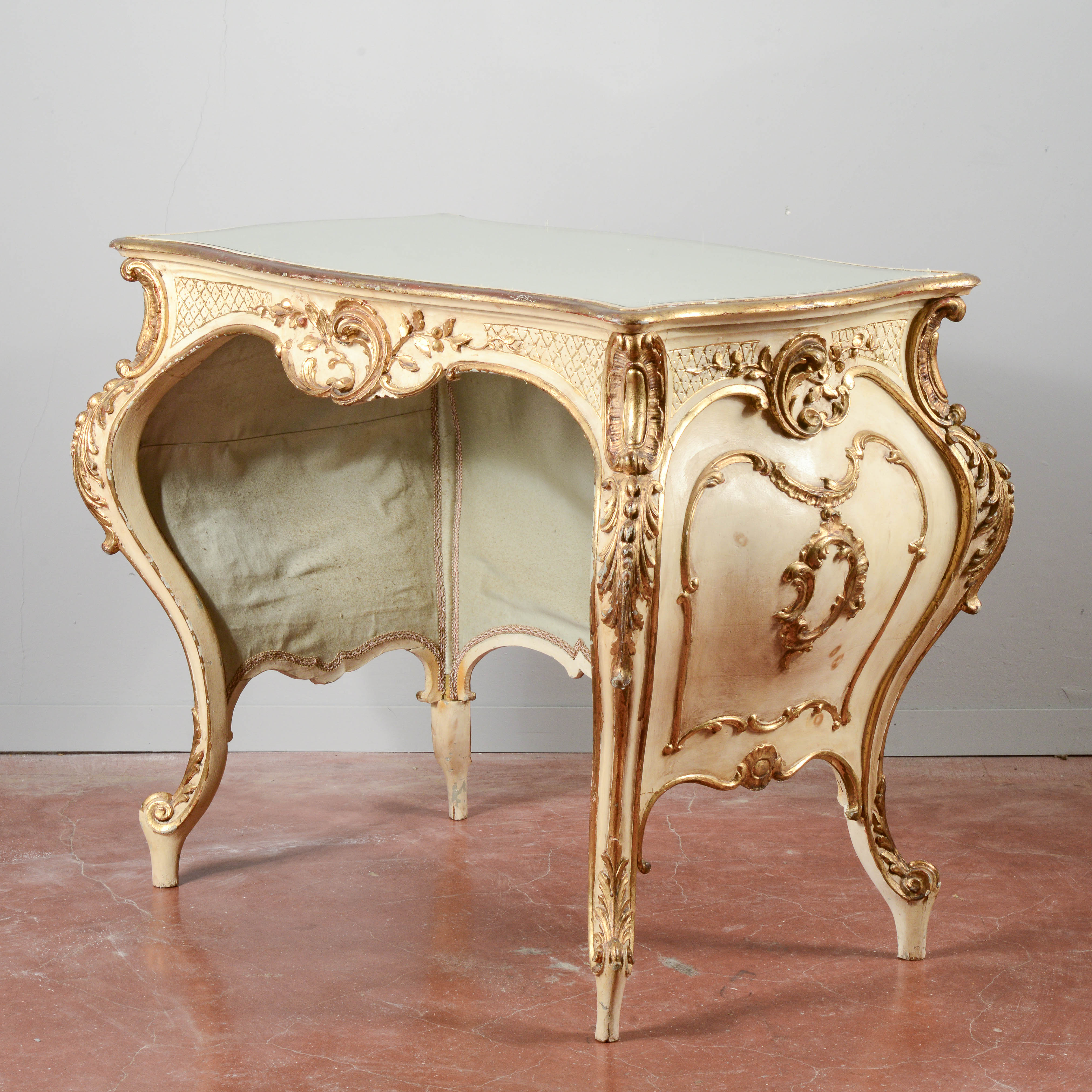 Scrivania veneziana laccata panna e oro, anni '50 intOndo