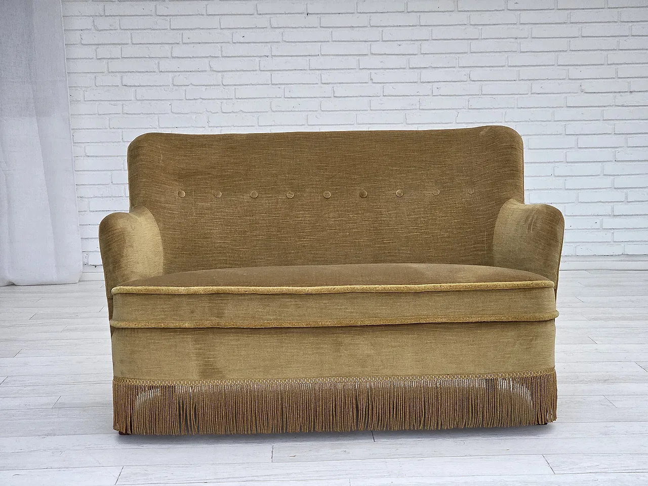 Divano danese a 2 posti, velluto verde chiaro originale, anni '70 1