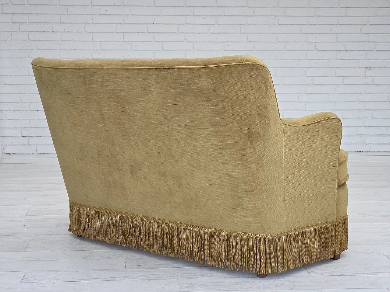 Divano danese a 2 posti, velluto verde chiaro originale, anni '70 10