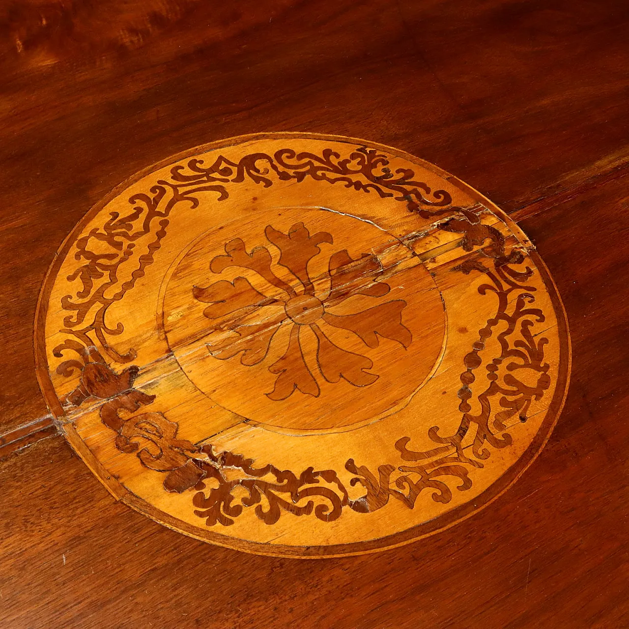 Round walnut table, second half of the 19th century 4