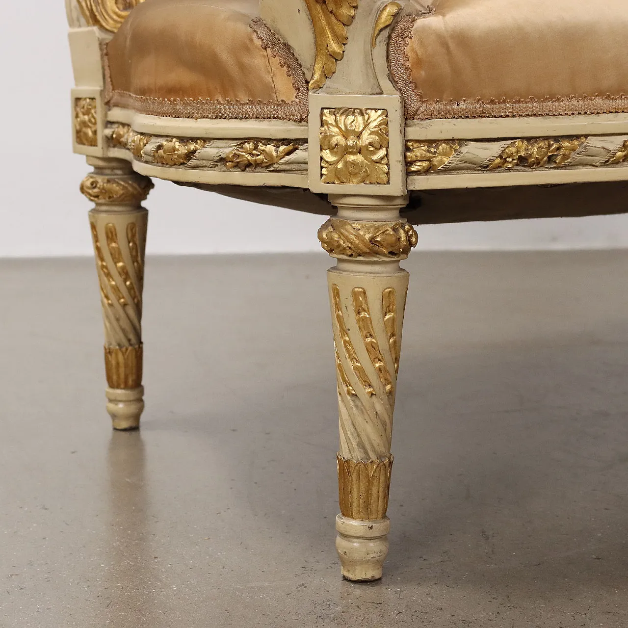 Lacquered and gilded wooden lounge, 20th century 10