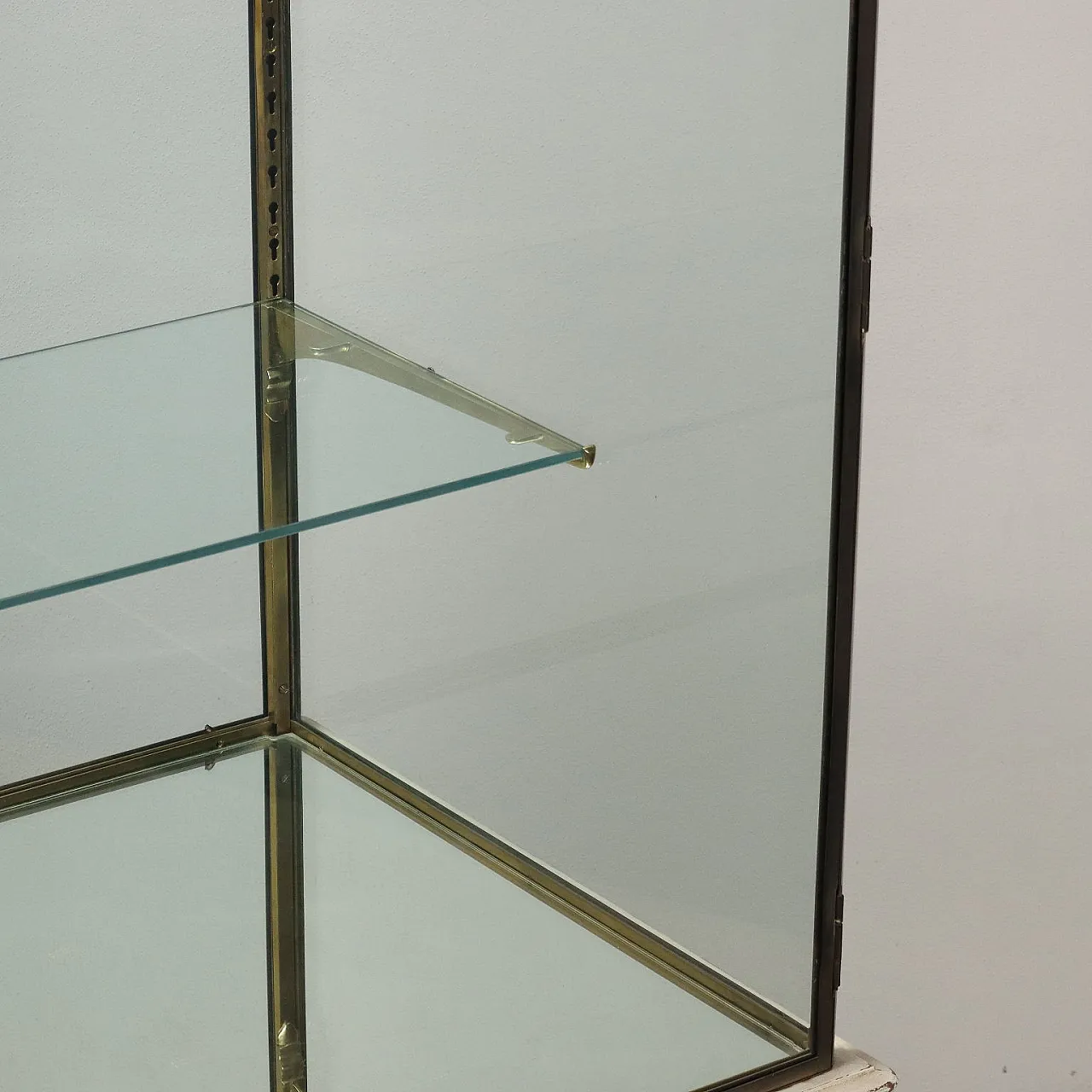 Vetrina in ottone, vetro e legno smaltato bianco, anni '50 8