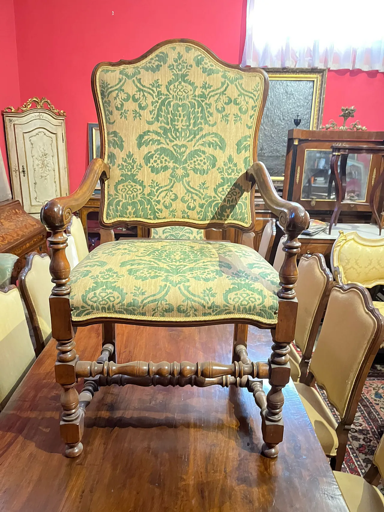 Coppia di poltrone a rocchetto in noce 1