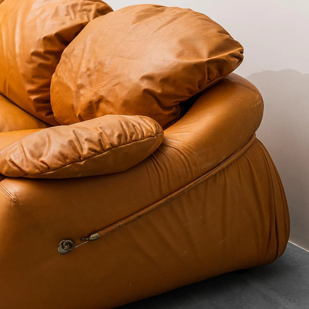 Divano 3 posti in pelle marrone, anni '70 11