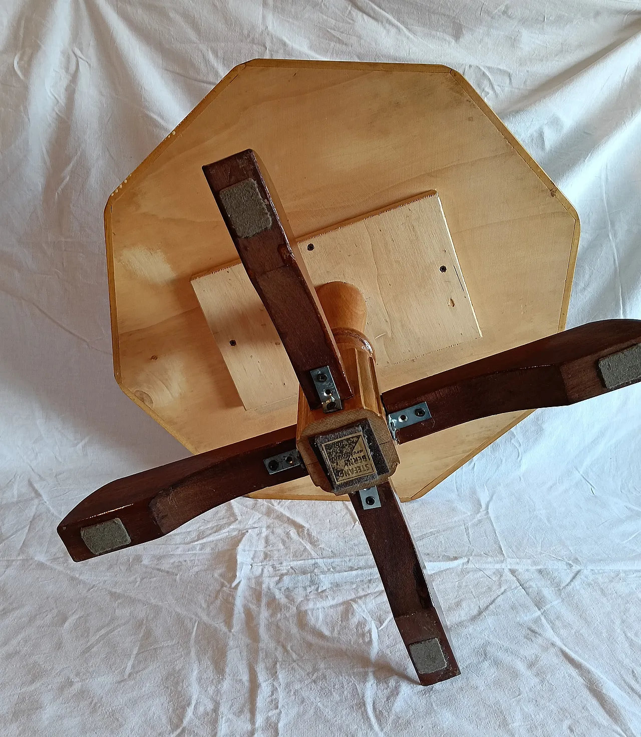 Tavolino di servizio con top ottagonale, anni '60 10