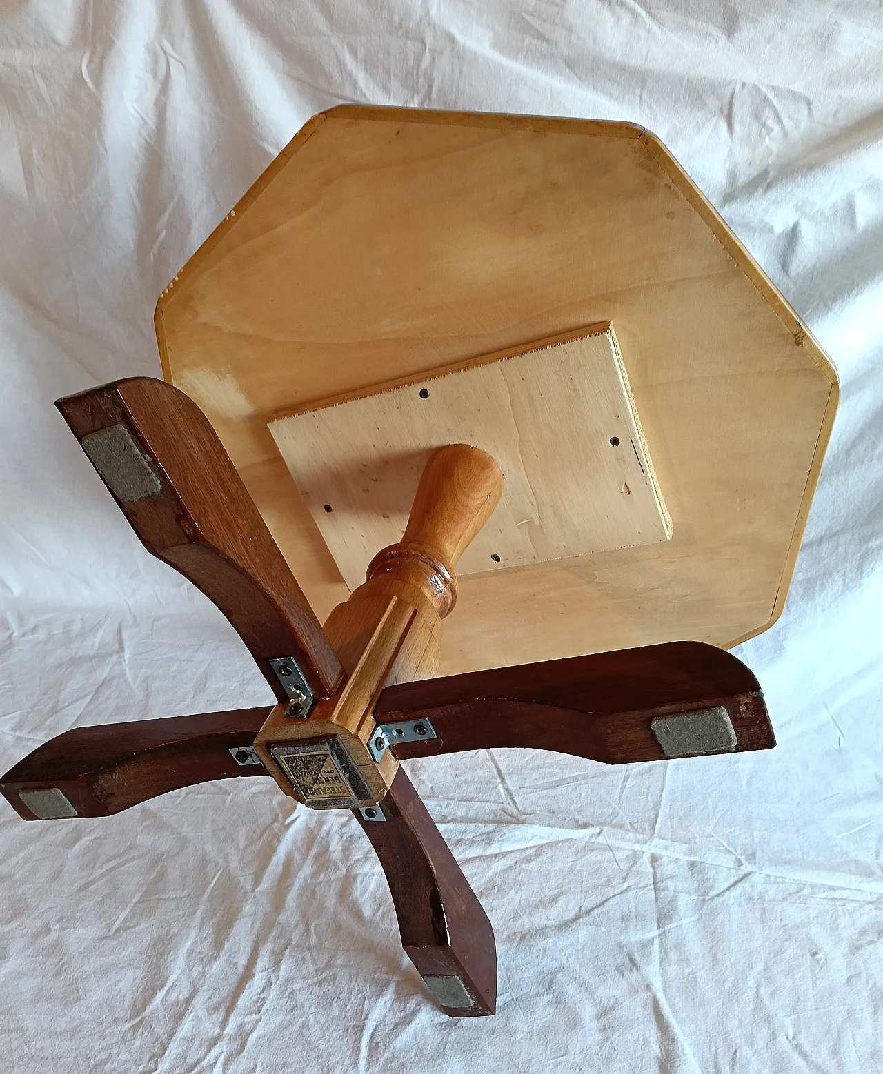 Tavolino di servizio con top ottagonale, anni '60 11