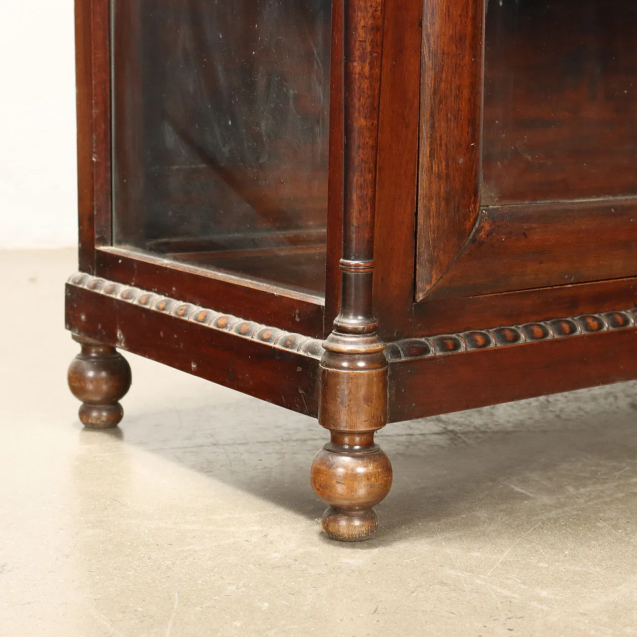 Louis Philippe walnut display case, second quarter 19th century 7