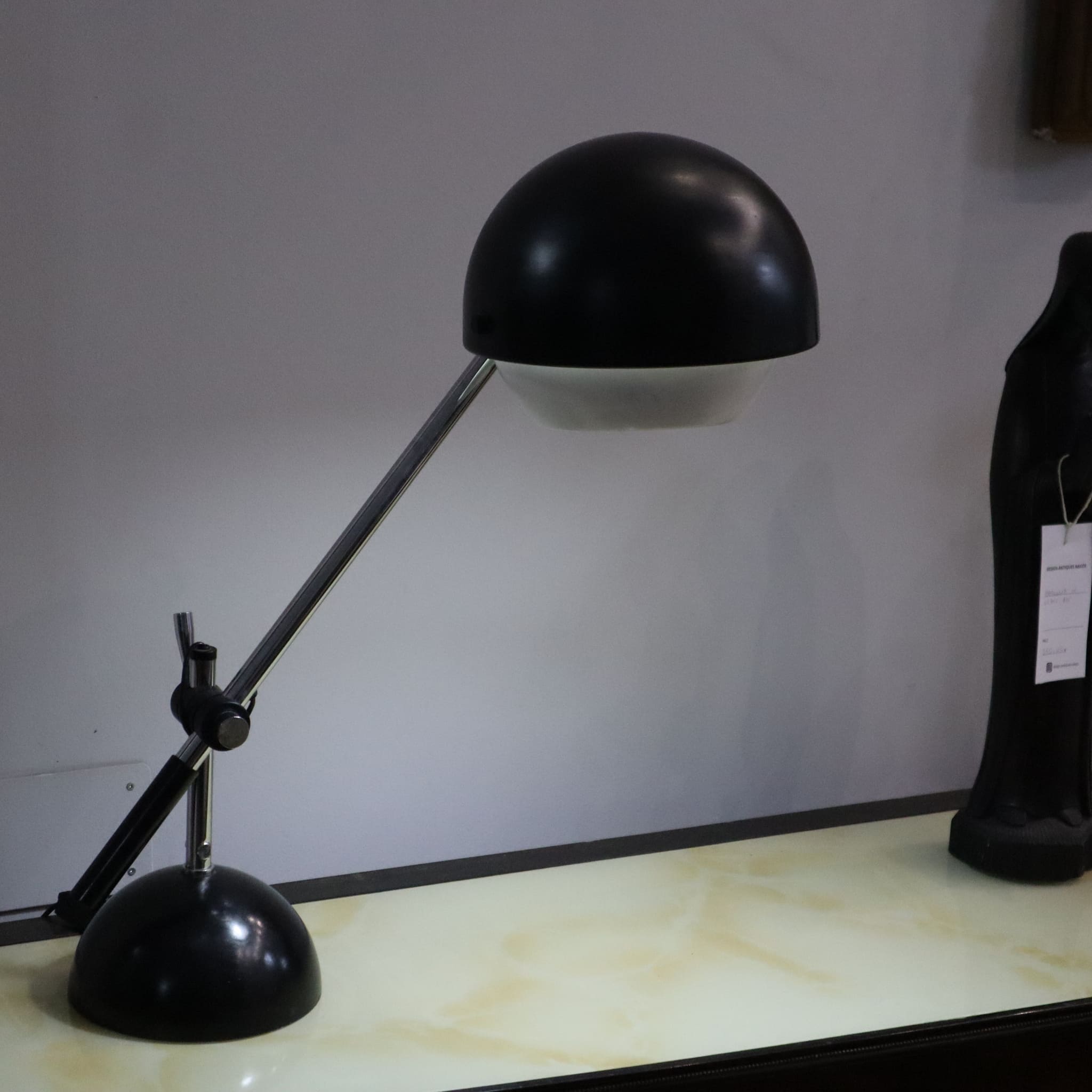 Lampada nera e cromata nello stile di Gino Sarfatti per Flos, anni
