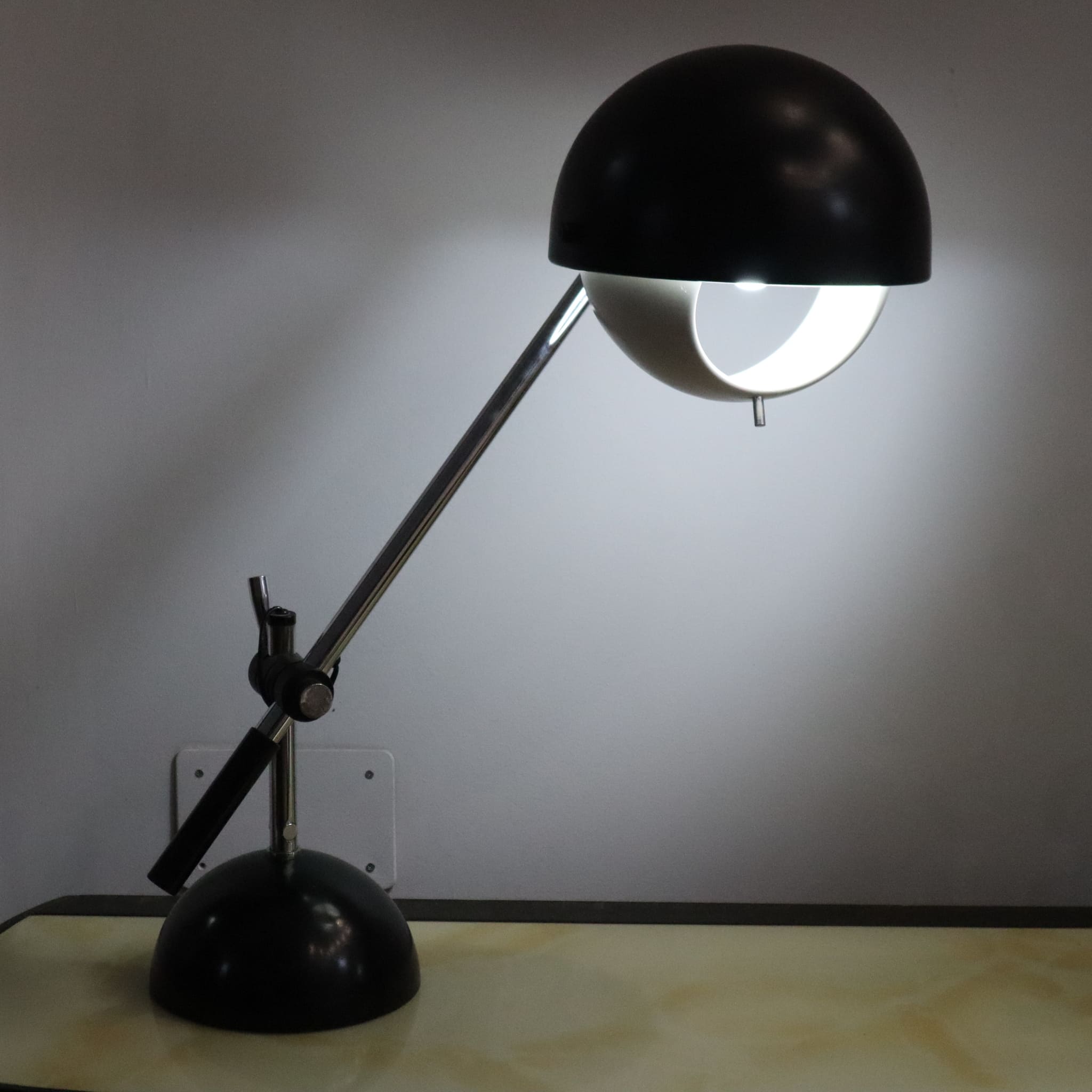 Lampada nera e cromata nello stile di Gino Sarfatti per Flos, anni