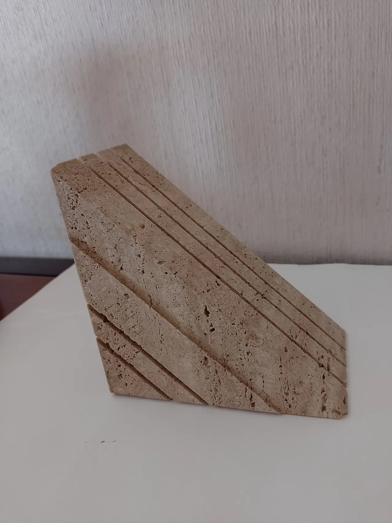 Reggilibri " Triangolo" in travertino, anni '70 1