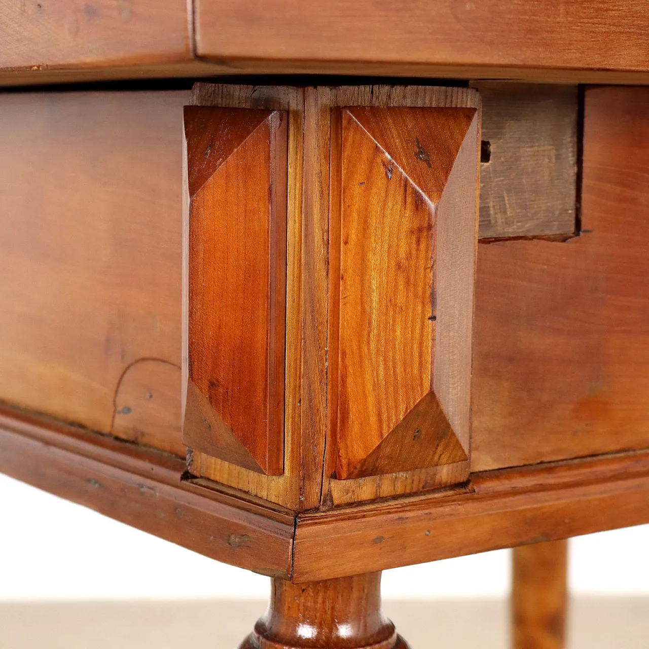 Tavolo in ciliegio a cassetti, '900 4