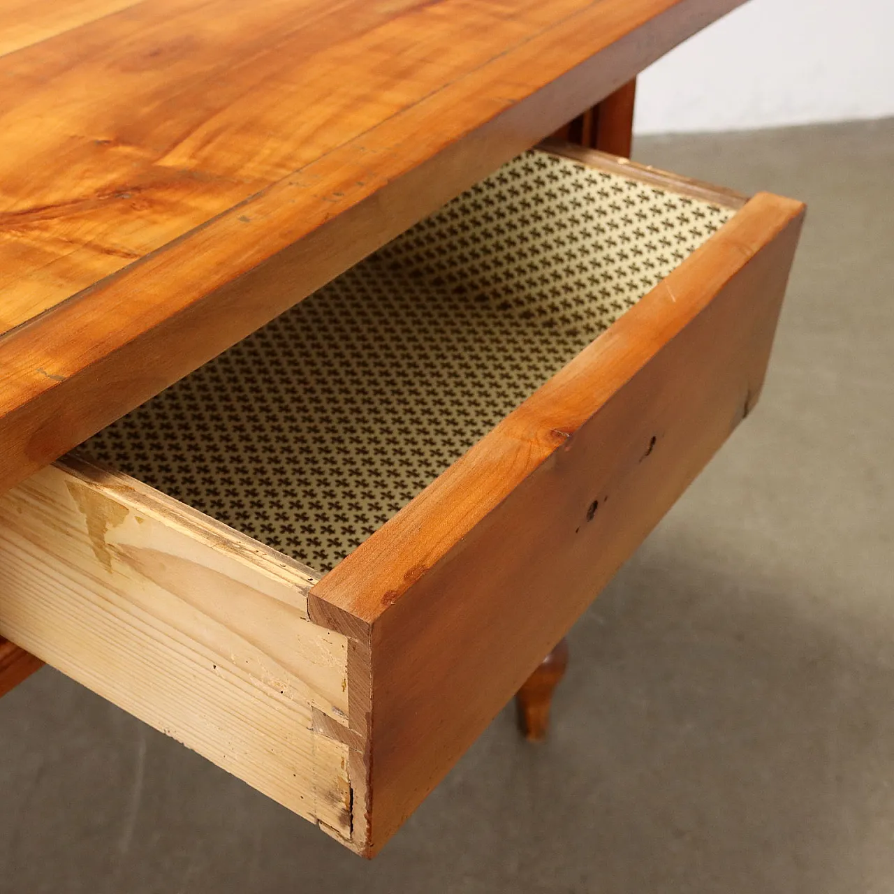 Tavolo in ciliegio a cassetti, '900 6