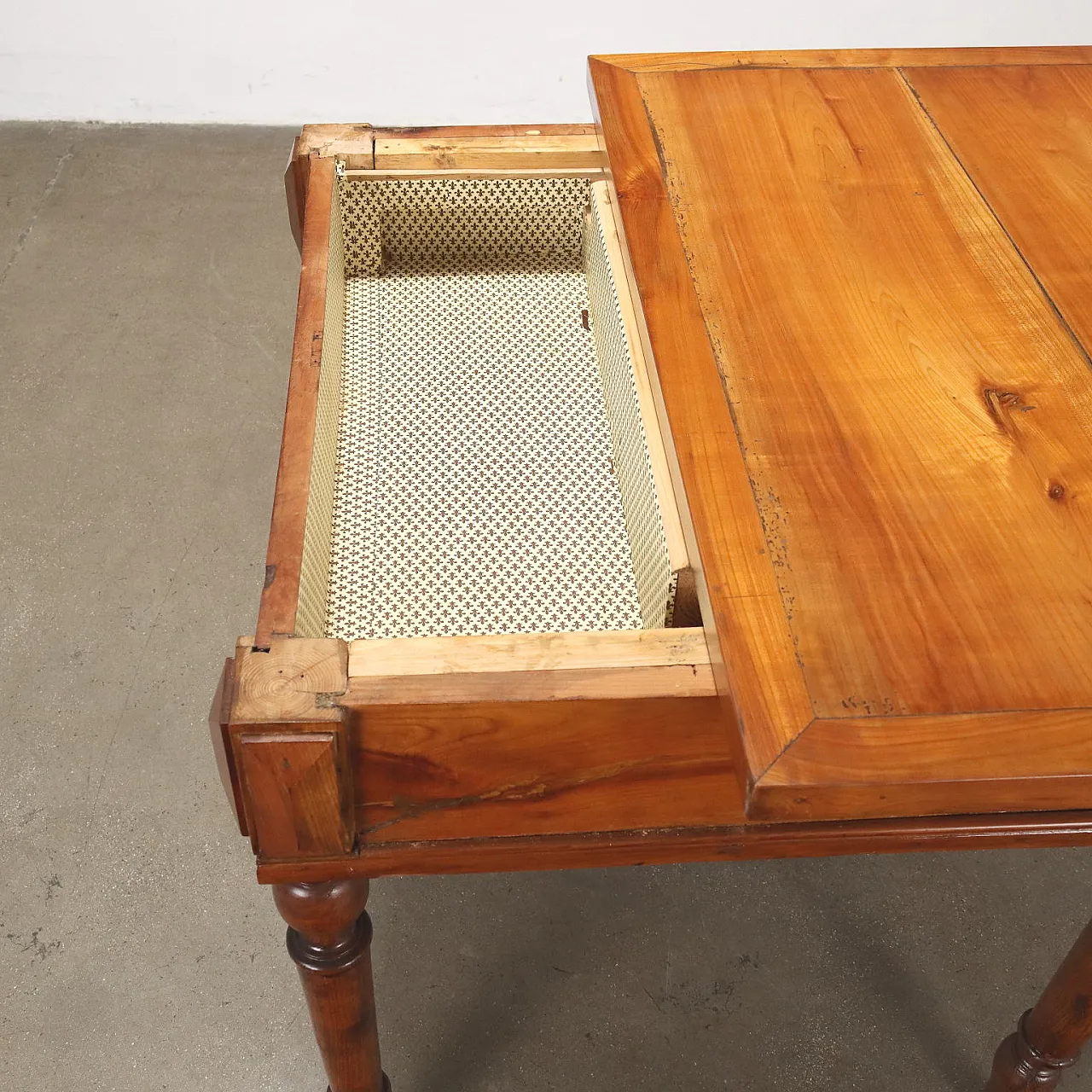 Tavolo in ciliegio a cassetti, '900 7