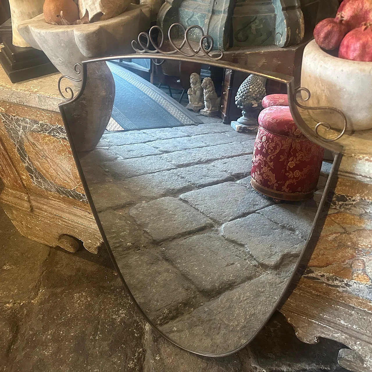 Specchio a forma di scudo in ottone massiccio di Gio Ponti, anni '50 2