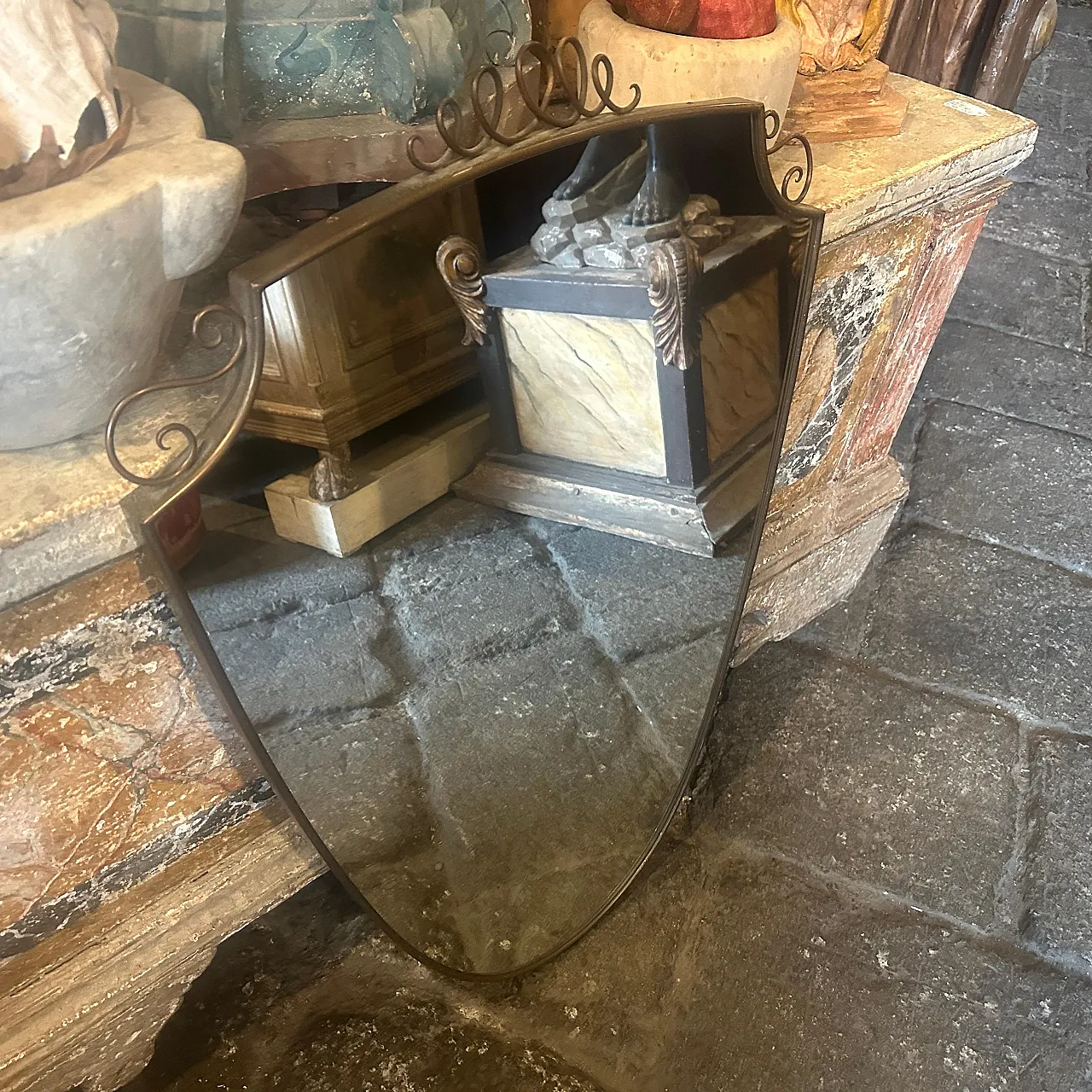 Specchio a forma di scudo in ottone massiccio di Gio Ponti, anni '50 3