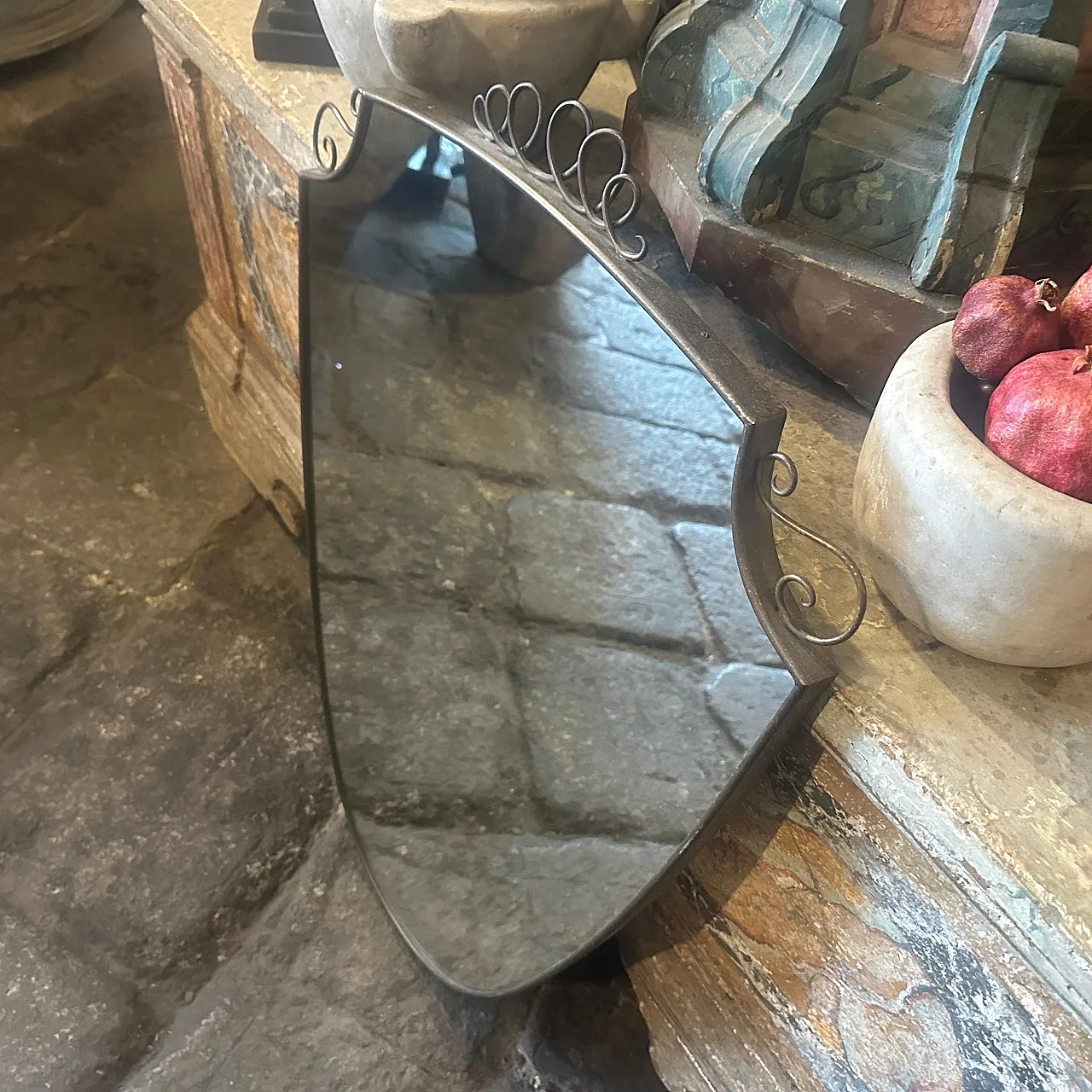 Specchio a forma di scudo in ottone massiccio di Gio Ponti, anni '50 9