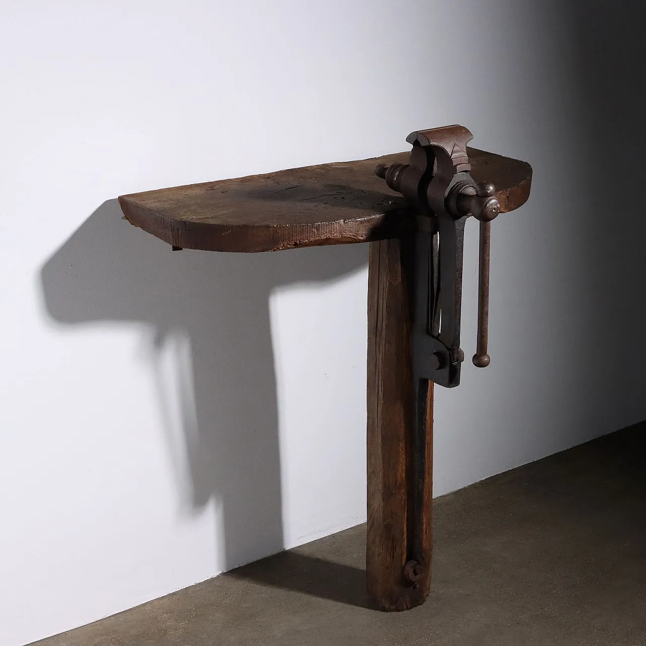 Consolle in quercia con morsa in ferro battuto, '900 1