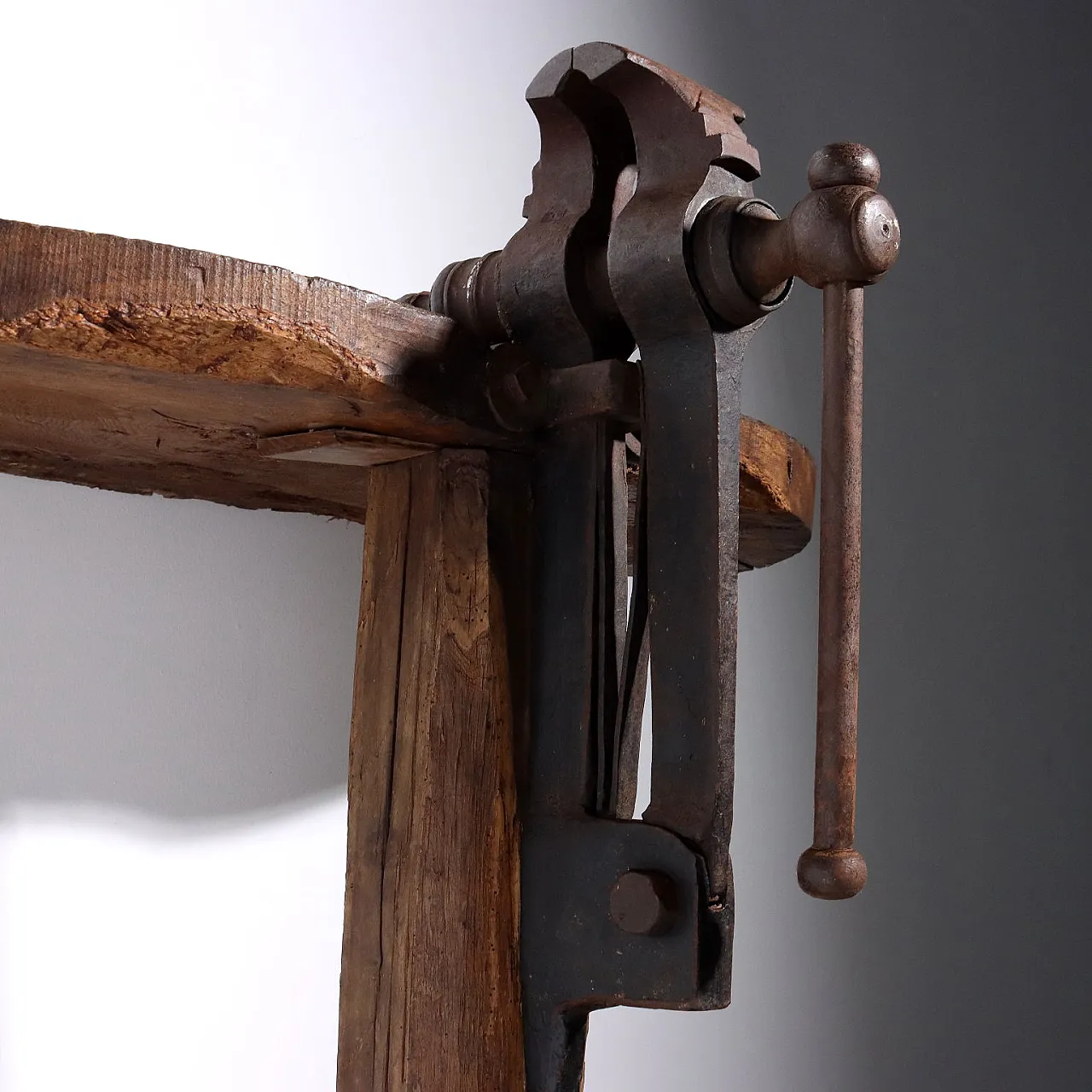 Consolle in quercia con morsa in ferro battuto, '900 4