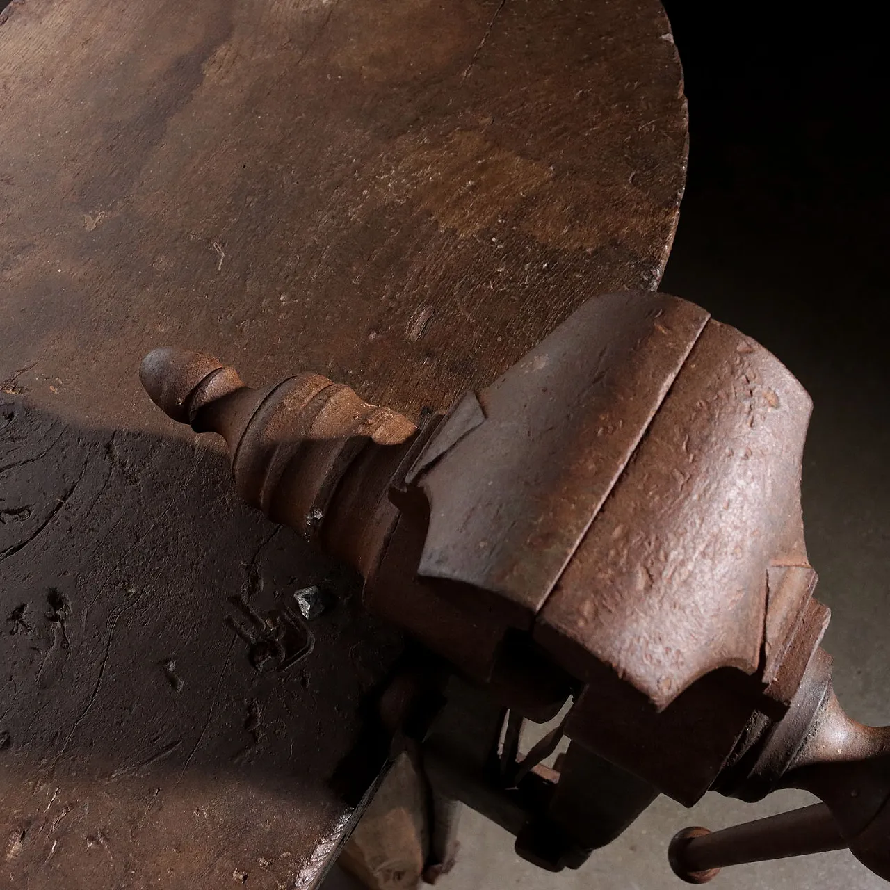 Consolle in quercia con morsa in ferro battuto, '900 7