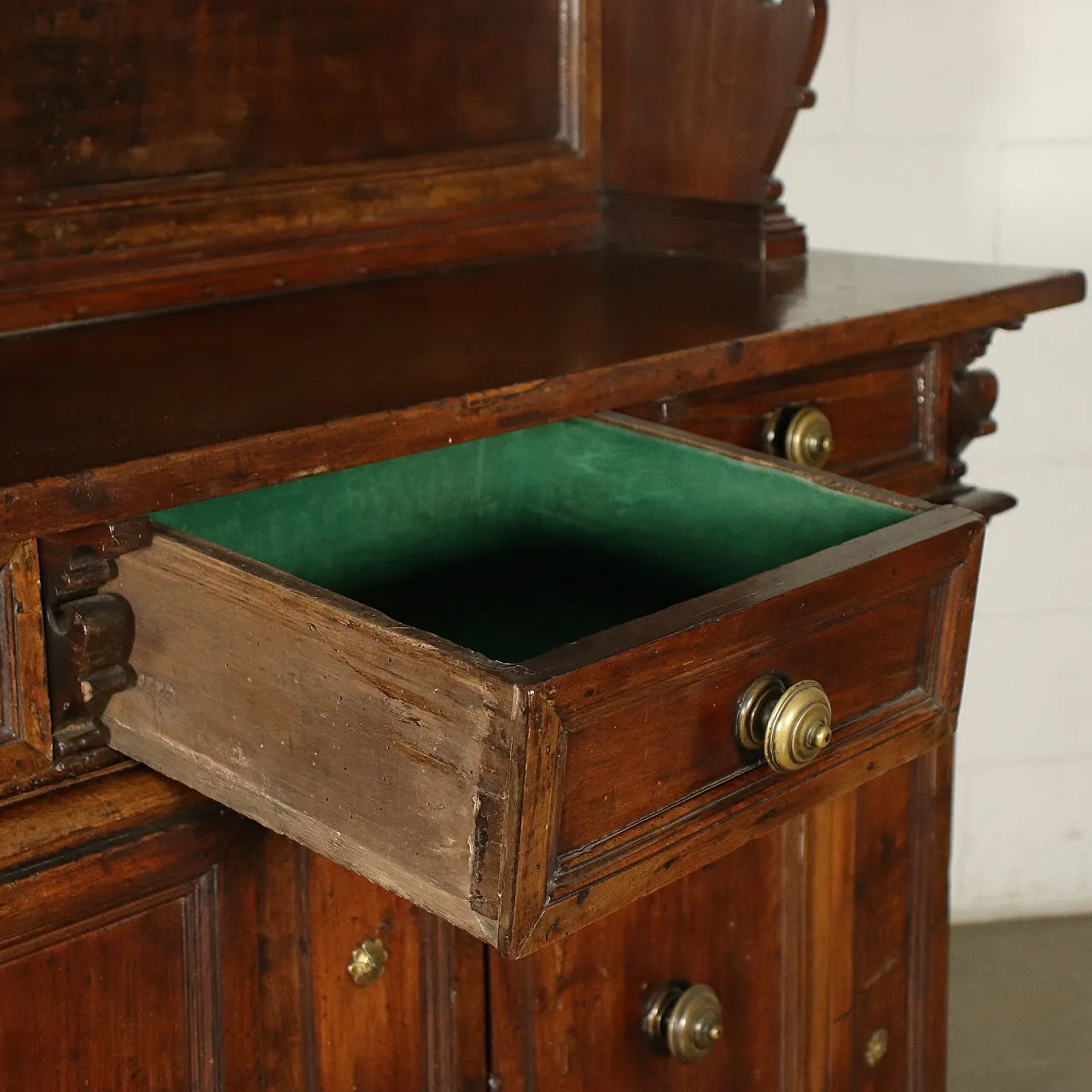 Baroque sideboard in walnut and poplar wood, 18th century 6
