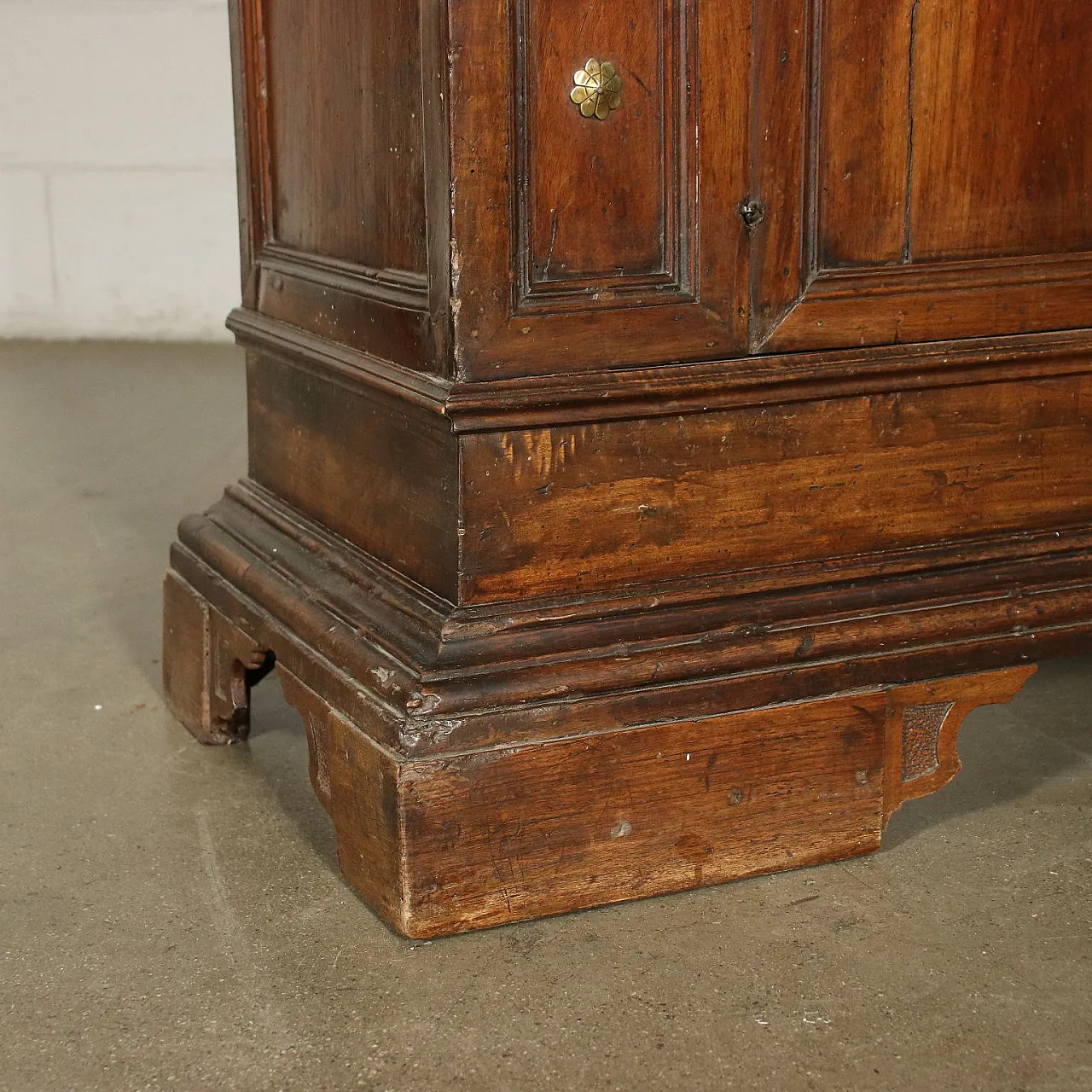 Baroque sideboard in walnut and poplar wood, 18th century 10