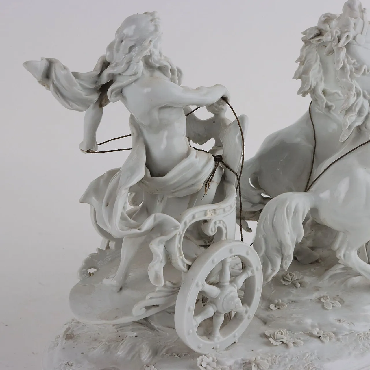 Figura mitologica su biga in porcellana di Manifattura Ginori di Doccia, metà '800 9