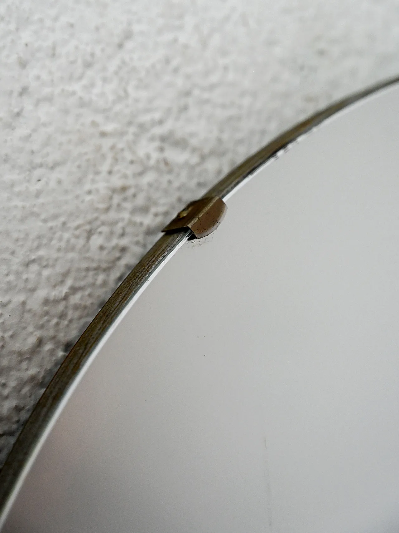 Specchio rotondo con cornice invisibile, anni '60 3