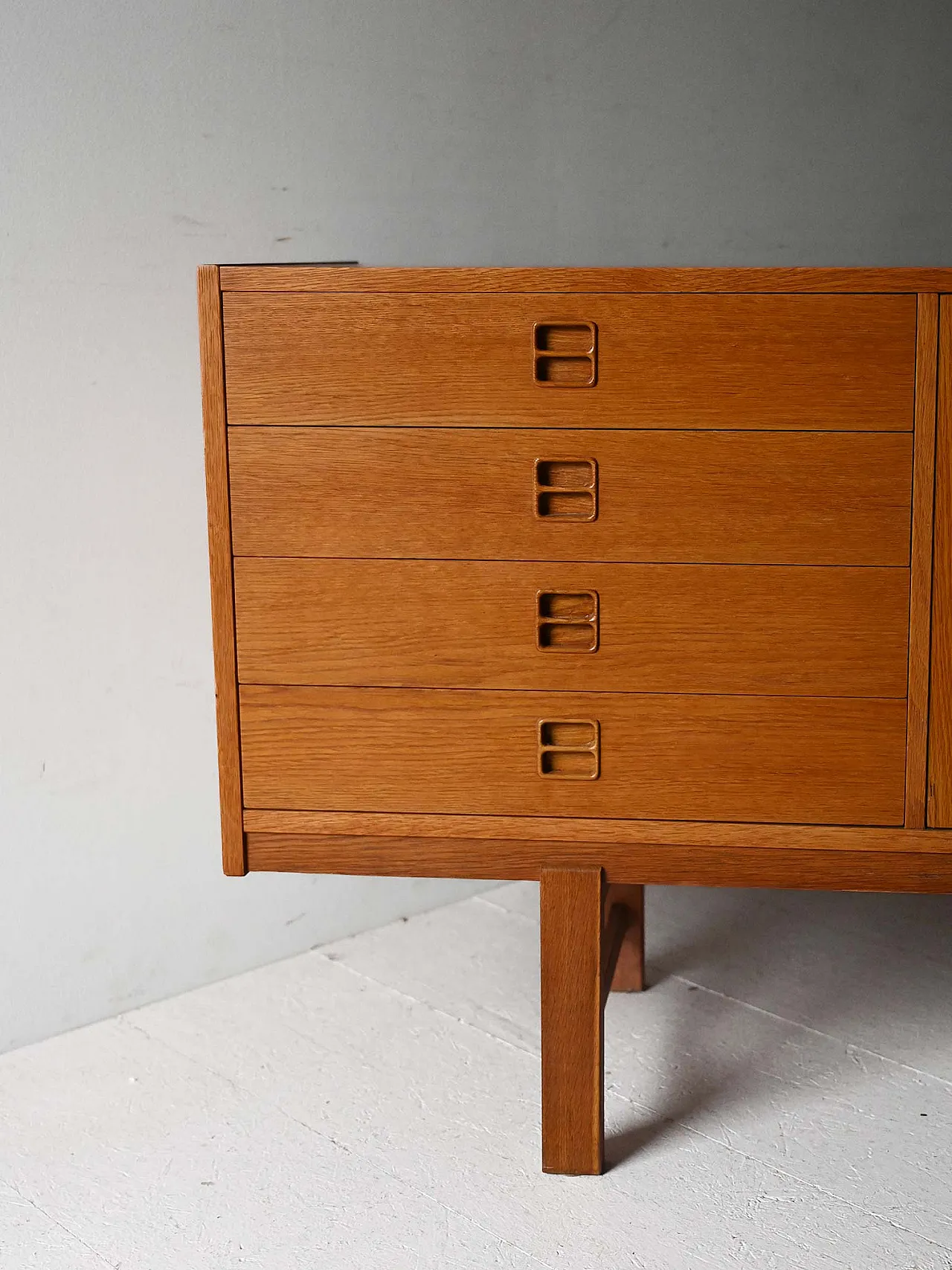 Sideboard scandinavo vintage in rovere con cassetti, anni '60 7