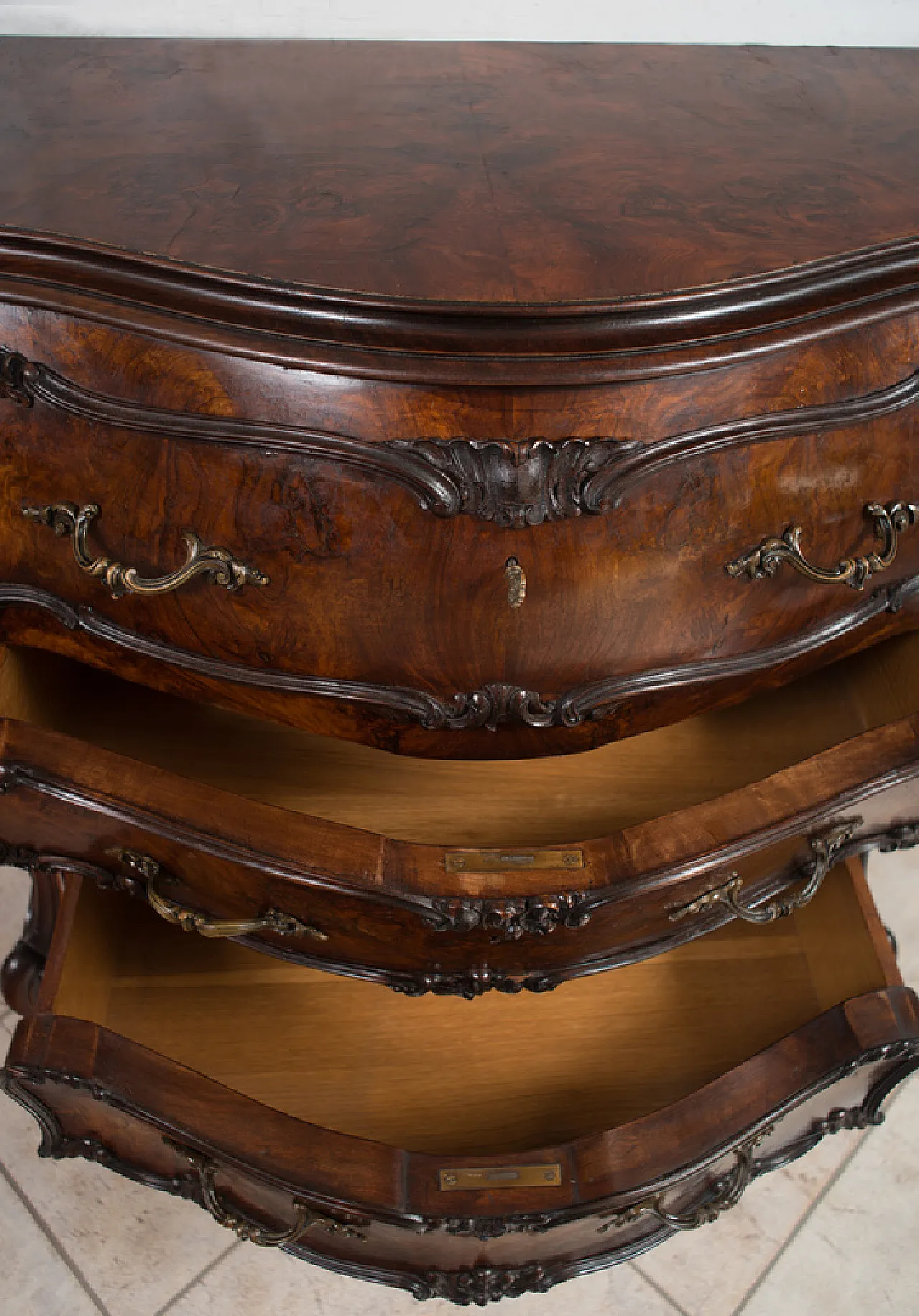 Chest of drawers Louis XV Veneto in walnut root, 20th century 2