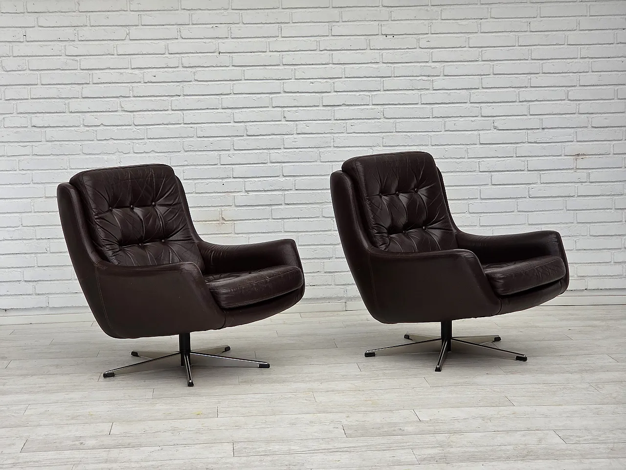 Pair of swivel lounge chairs with footstool, leather, 1970s 4