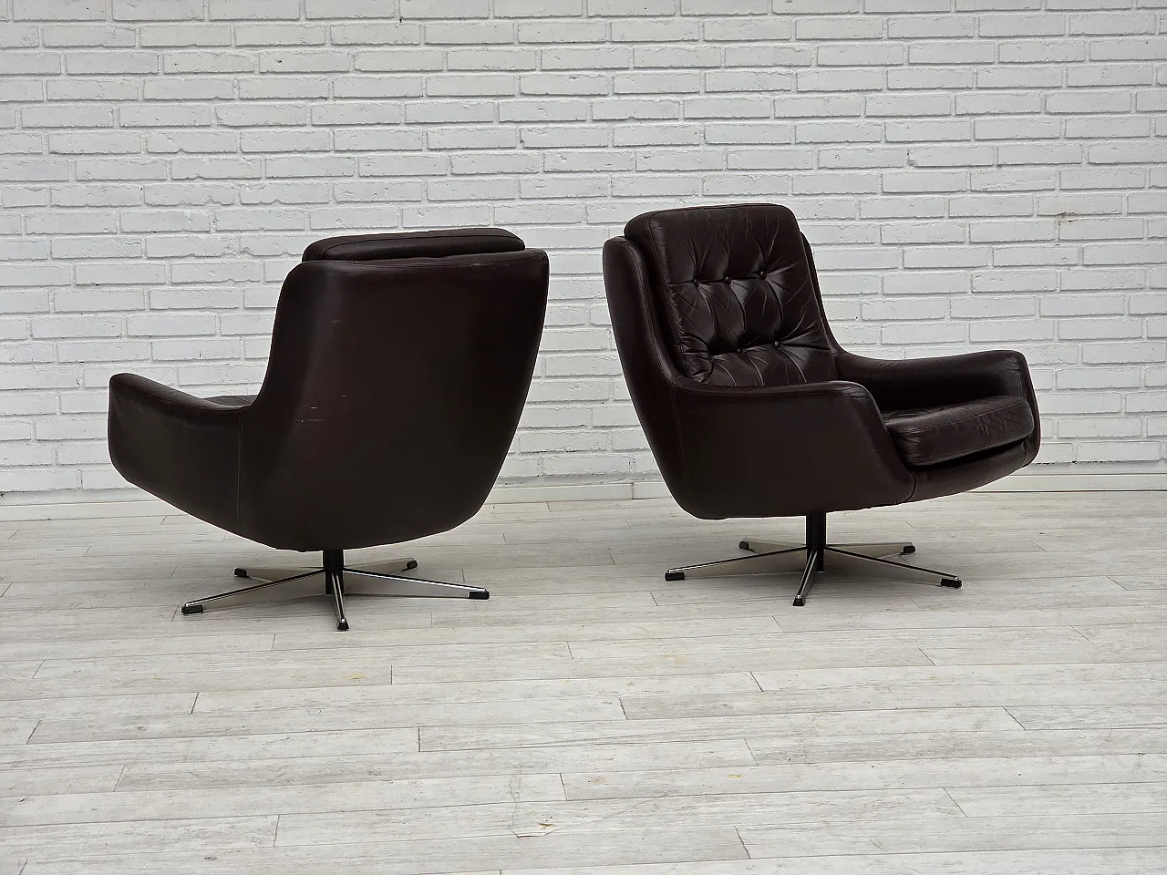 Pair of swivel lounge chairs with footstool, leather, 1970s 5