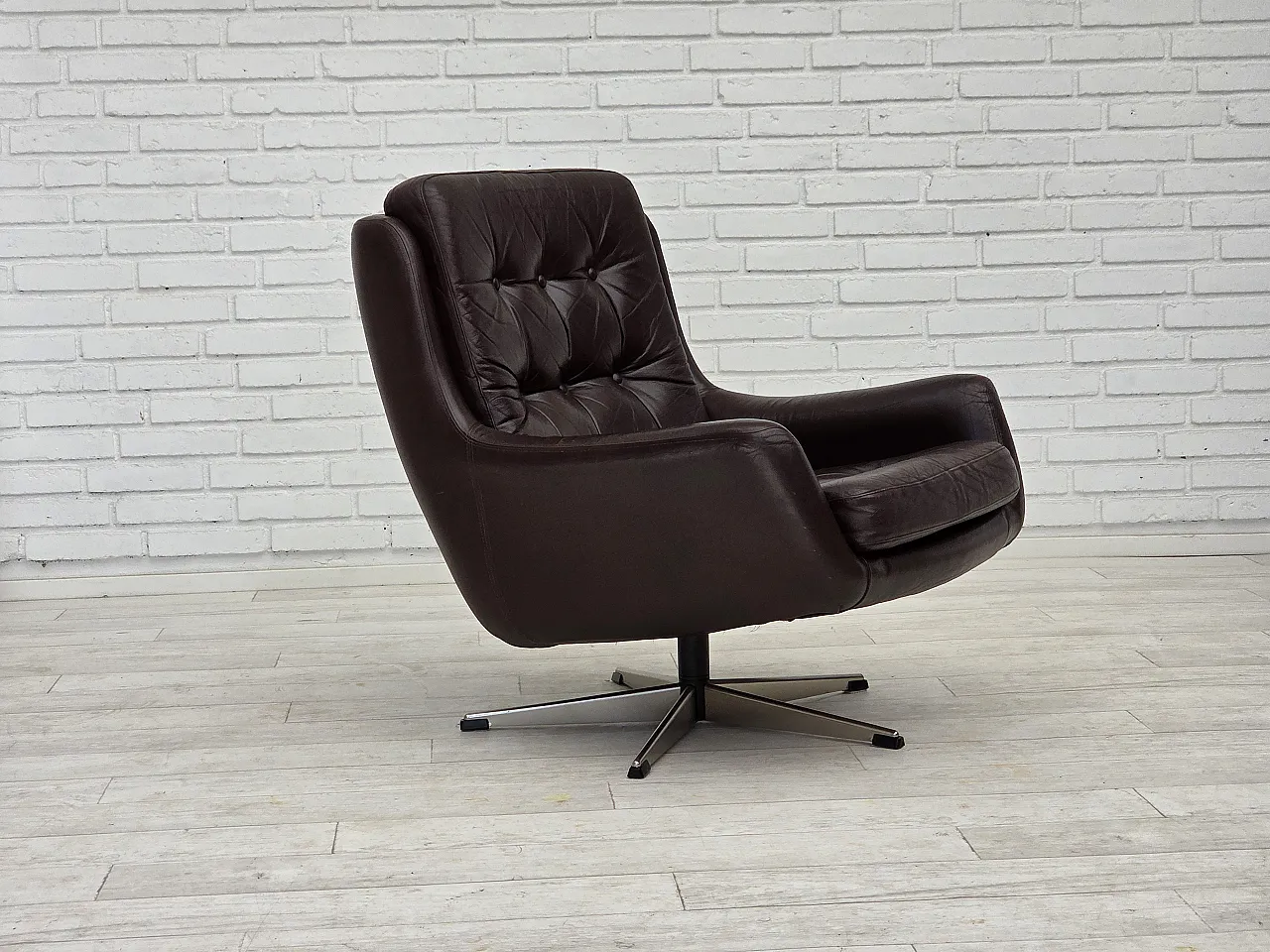 Pair of swivel lounge chairs with footstool, leather, 1970s 6