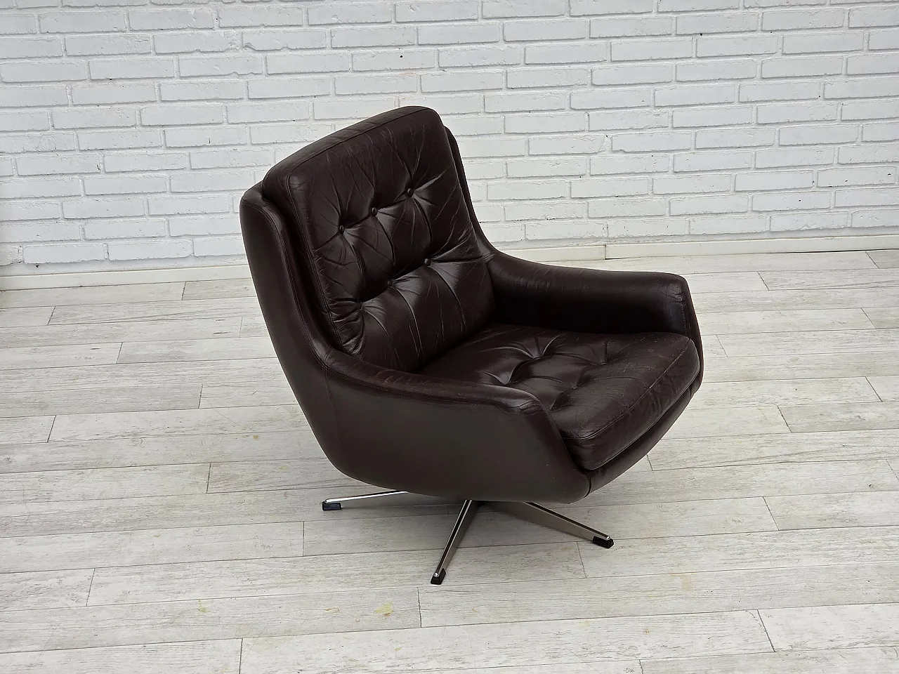 Pair of swivel lounge chairs with footstool, leather, 1970s 7