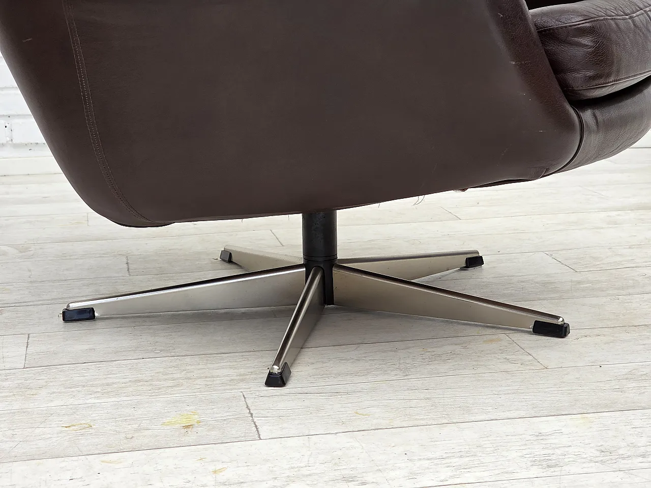 Pair of swivel lounge chairs with footstool, leather, 1970s 8