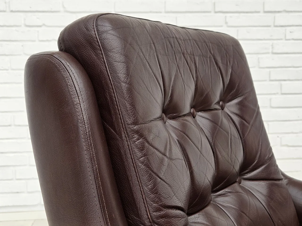 Pair of swivel lounge chairs with footstool, leather, 1970s 9