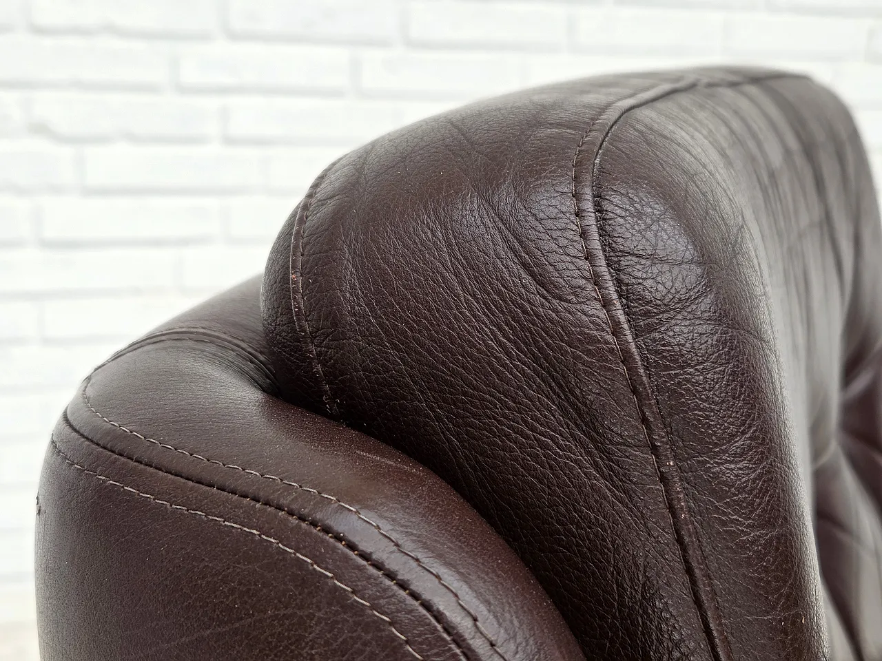 Pair of swivel lounge chairs with footstool, leather, 1970s 10