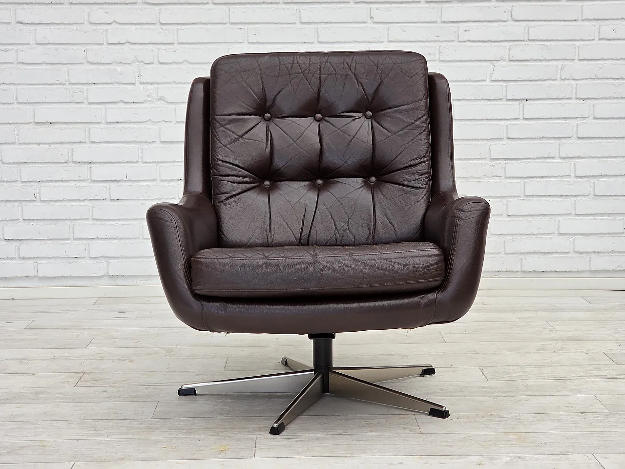 Pair of swivel lounge chairs with footstool, leather, 1970s 11